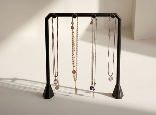 Necklace stand for tangle free display